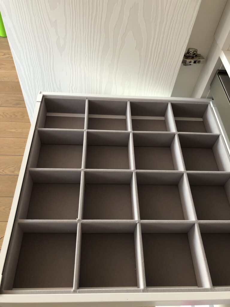 szuflada, meble na wymiar, podziałka